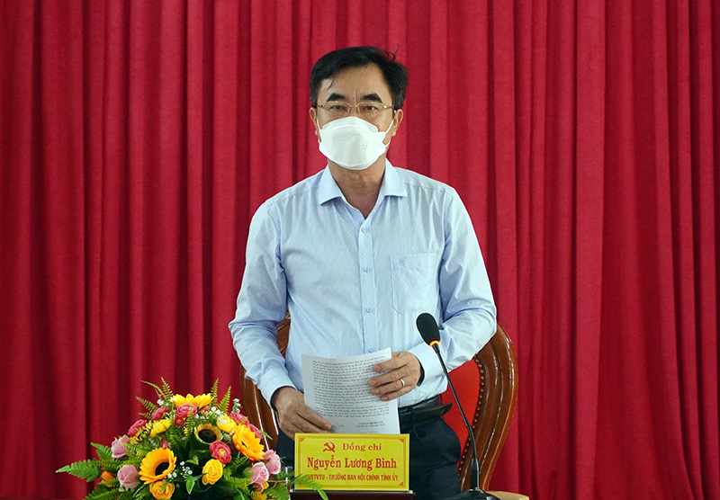 Đồng chí Nguyễn Lương Bình, Ủy viên Ban Thường vụ, Trưởng ban Nội chính Tỉnh ủy phát biểu kết luận tại buổi làm việc