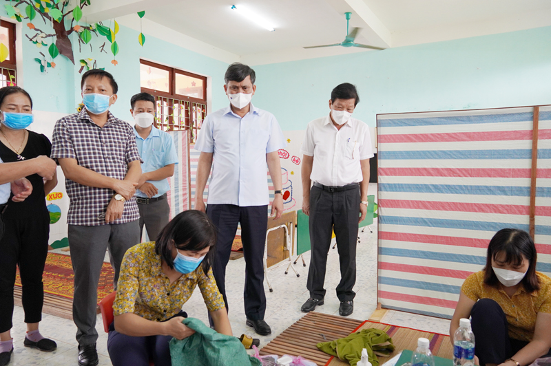 Đồng chí Chủ tịch UBND tỉnh Trần Thắng kiểm tra công tác chuẩn bị tại cơ sở cách ly tập trung Trường mầm non Sơn Thủy.