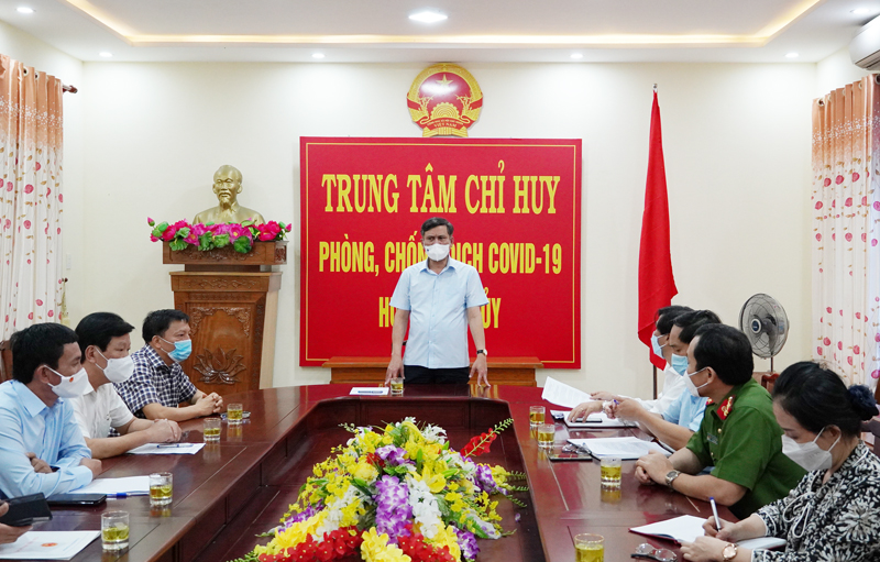 Đồng chí Chủ tịch UBND tỉnh Trần Thắng  phát biểu tại cuộc làm việc với lãnh đạo huyện Lệ Thủy.