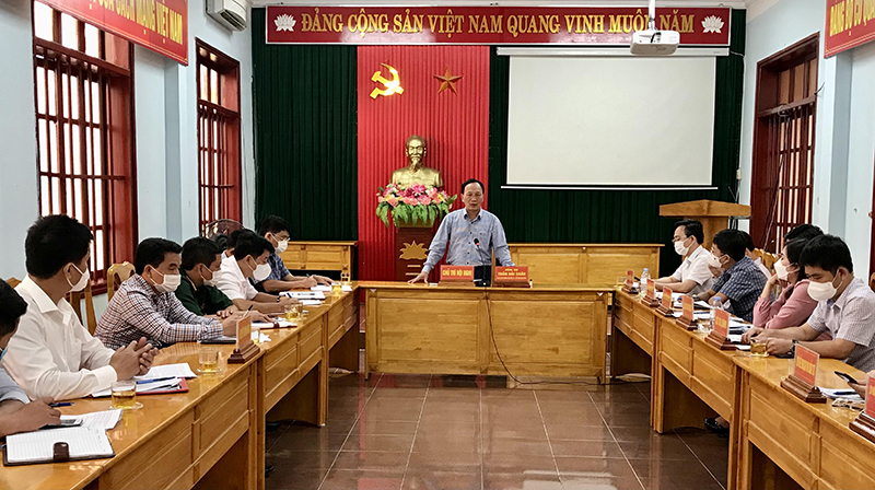Đồng chí Phó Bí thư Thường trực Tỉnh ủy Trần Hải Châu phát biểu tại buổi làm việc với Ban Thường vụ Huyện ủy Minh Hóa.