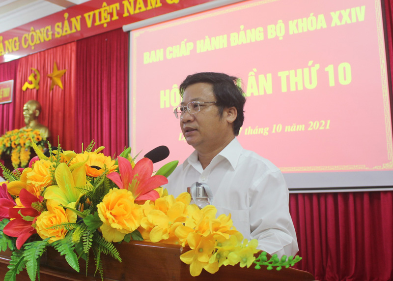Đồng chí Cao Văn Định, Ủy viên Ban Thường vụ, Trưởng Ban Tuyên giáo Tỉnh ủy phát biểu tại hội nghị
