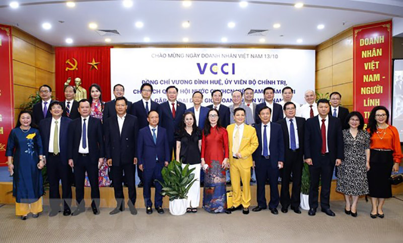  Chủ tịch Quốc hội Vương Đình Huệ với đại diện doanh nhân Việt Nam và các đại biểu. (Ảnh: Doãn Tấn/TTXVN)