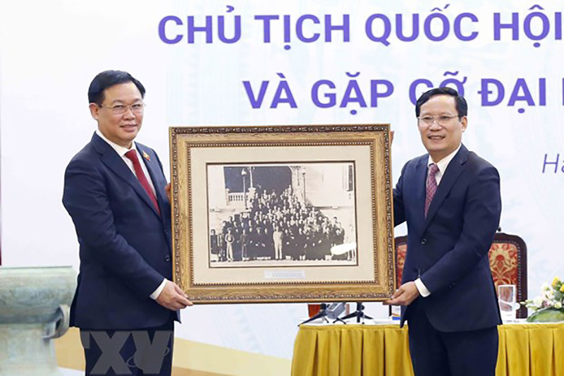 Chủ tịch Quốc hội Vương Đình Huệ tặng ảnh Bác Hồ với doanh nhân Việt Nam cho Phòng Thương mại và Công nghiệp Việt Nam. (Ảnh: Doãn Tấn/TTXVN)