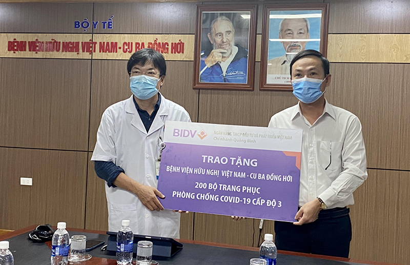 Đại diện lãnh đạo BIDV Quảng Bình trao các phần quà cho Bệnh viện hữu nghị Việt Nam-Cuba Đồng Hới.