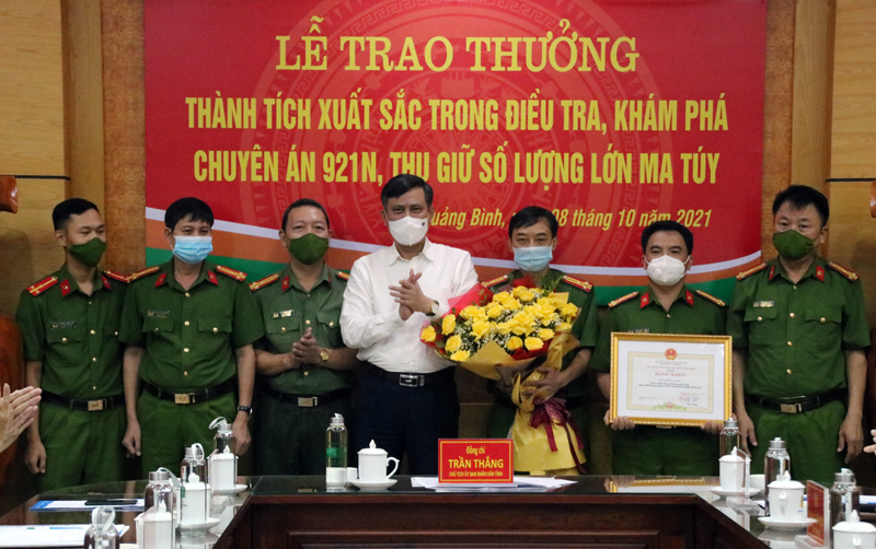 Đồng chí Trần Thắng, Phó Bí thư Tỉnh ủy, Chủ tịch UBND tỉnh trao Bằng khen của UBND tỉnh cho các tập thể xuất sắc trong chuyên án 921N