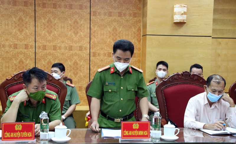 Đại diện lãnh đạo Công an huyện Minh Hóa báo cáo về thành công của chuyên án 921N