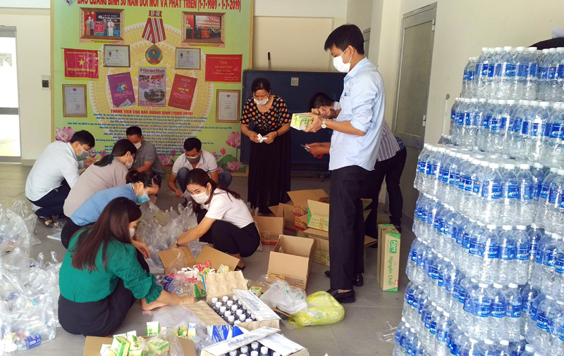 Cán bộ, phóng viên Báo Quảng Bình chuẩn bị quà hỗ trợ cho người dân về quê tránh dịch Covid-19