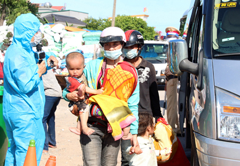 Hỗ trợ cho người dân tại chốt kiểm soát phòng chống dịch Covid-19 ở xã Sen Thủy