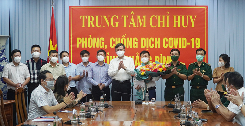 Đồng chí Chủ tịch UBND tỉnh Trần Thắng tặng hoa và chụp ảnh lưu niệm cùng các thành viên đoàn công tác.