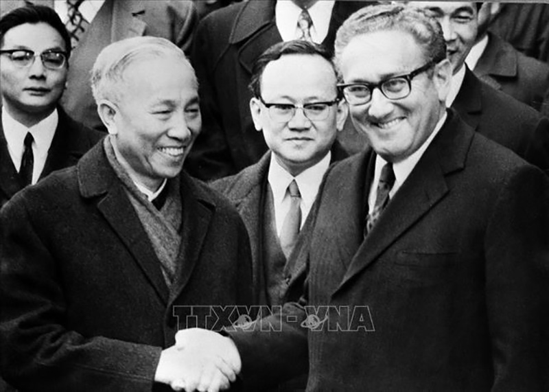 Cố vấn Lê Đức Thọ và Tiến sĩ Henry Kissinger, cố vấn Hoa Kỳ, chúc mừng nhau sau lễ ký tắt. Ảnh: TTXVN.