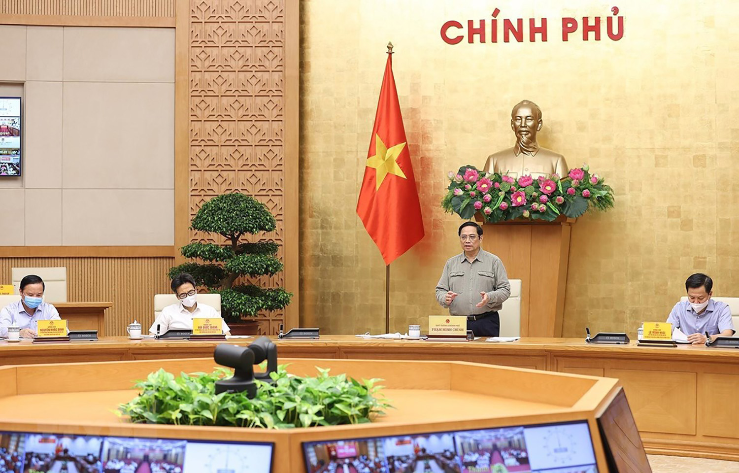 Thủ tướng Phạm Minh Chính chủ trì cuộc họp Ban Chỉ đạo Quốc gia phòng, chống dịch COVID-19. (Ảnh: Dương Giang/TTXVN)