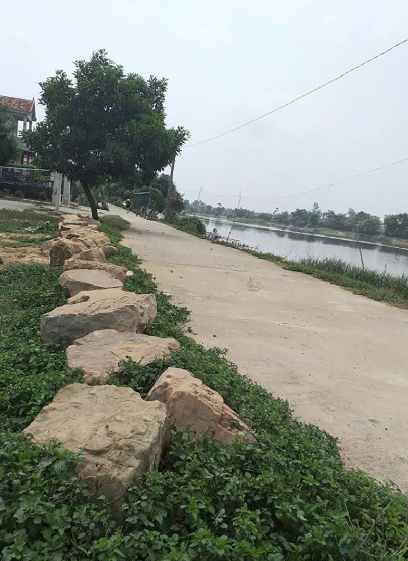 Đá khối tương truyền dùng để xây thành, được tìm thấy dọc bờ sông Kiến Giang.