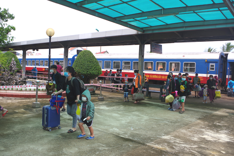 Các công dân Quảng Bình đang lưu trú tại TP. Hồ Chí Minh và các tỉnh phía Nam xuống ga Đồng Hới 