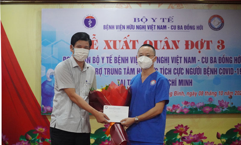 Đồng chí Phó Chủ tịch UBND tỉnh Hồ An Phong tặng hoa và quà chúc mừng các y bác sỹ lên đường bình an.
