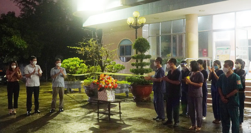 Đồng chí Phó Chủ tịch UBND tỉnh Hồ An Phong cùng lãnh đạo Sở Y tế chào đón đoàn công tác bình an trở về.