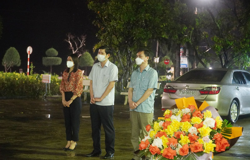 Gần 21h, tối 10-10, chuyến xe chở đoàn cán bộ y tế Quảng Bình về đến Khu cách ly tập trung khách sạn Hoa Hồng (TP. Đồng Hới).