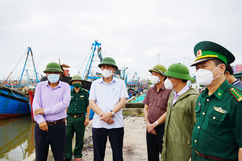 Đồng chí Chủ tịch UBND tỉnh Trần Thắng kiểm tra công tác phòng chống bão số 8 tại Khu neo đậu tránh trú bão cho tàu cá cửa Gianh (huyện Bố Trạch).