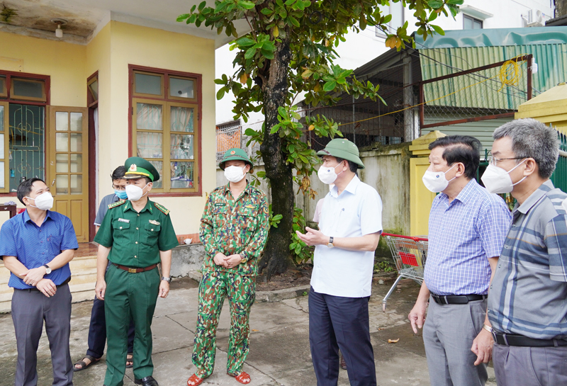 Đồng chí Chủ tịch UBND tỉnh Trần Thắng đến thăm, động viên lực lượng làm nhiệm vụ tại khu cách ly tập trung Ban chỉ huy Quân sự TX. Ba Đồn (cũ).