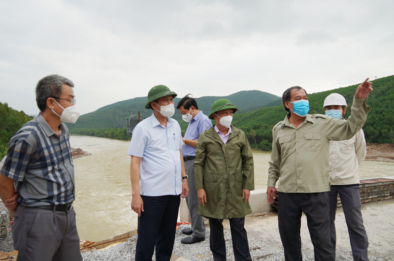 Đồng chí Chủ tịch UBND tỉnh Trần Thắng kiểm tra công tác ứng phó với mưa bão tại Hệ thống công trình thủy lợi Rào Nan.