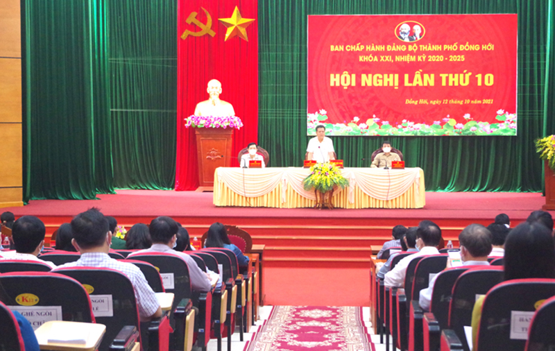Đồng chí Bí thư Thành ủy Trần Phong chủ trì hội nghị.