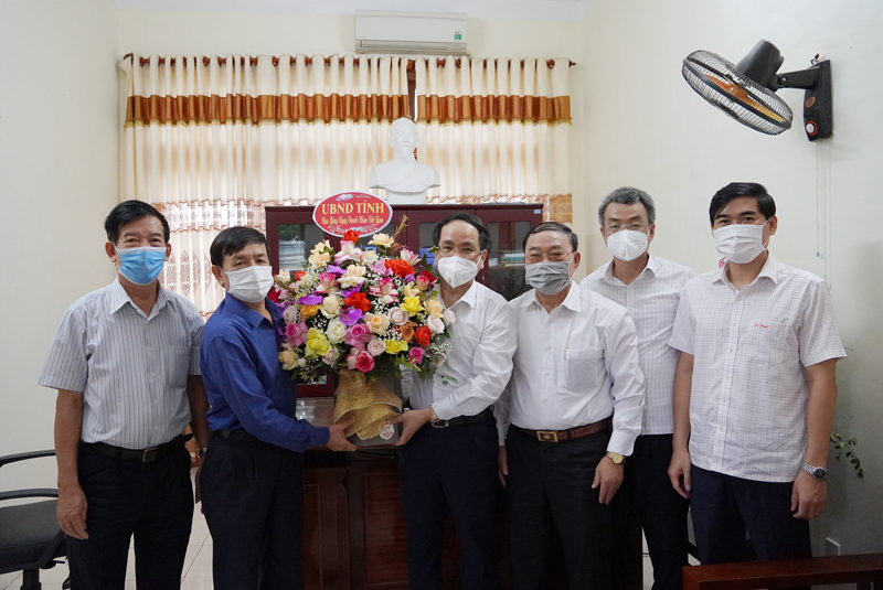 Đồng chí Phó Chủ tịch UBND tỉnh Phan Mạnh Hùng tặng hoa chúc mừng Hội Doanh nghiệp tỉnh.