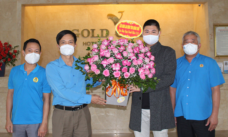Lãnh đạo LĐLĐ tỉnh tặng hoa chúc mừng Công ty TNHH Vương Thuận.