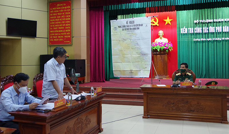 Đồng chí Đoàn Ngọc Lâm, Ủy viên Ban Thường vụ Tỉnh ủy, Phó Chủ tịch Thường trực UBND tỉnh báo cáo tình hình ứng phó bão của địa phương.