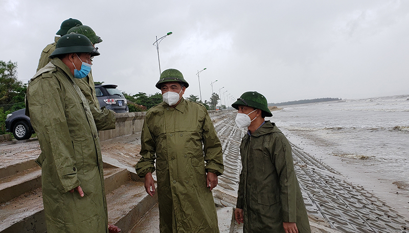 Đồng chí Phó Chủ tịch Thường trực UBND Đoàn Ngọc Lâm kiểm tra công tác phòng, chống bão số 8 tại xã Cảnh Dương (Quảng Trạch).