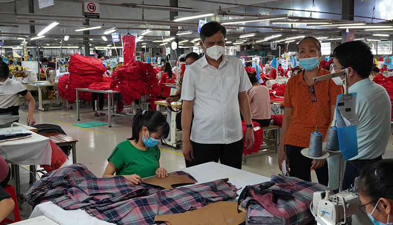 Đồng chí Chủ tịch UBND tỉnh Trần Thắng đi thăm, động viên Công ty TNHH S&D Quảng Bình đẩy mạnh sản xuất trongtrạng thái “bình thường mới”.