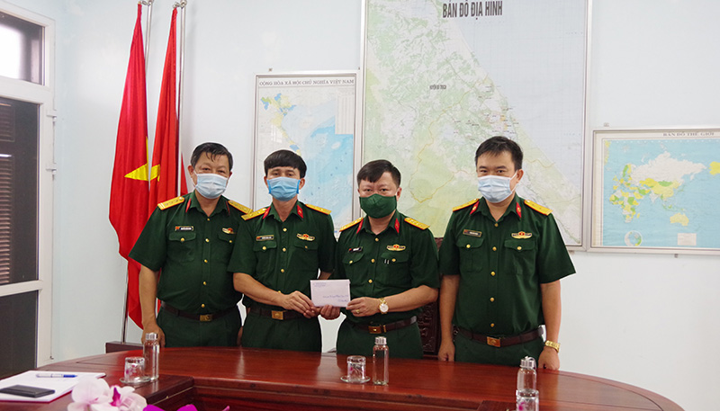 Trao tiền hỗ trợ cho Trung tá Hoàng Ngọc Anh, Trợ lý Tham mưu BCH Quân sự TP Đồng Hới.