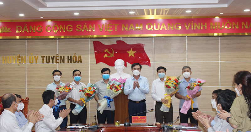 Đồng chí Trưởng ban Nội chính Tỉnh ủy Nguyễn Lương Bình tặng hoa chúc mừng các ban xây dựng Đảng huyện Tuyên Hóa nhân kỷ niệm ngày truyền thống.