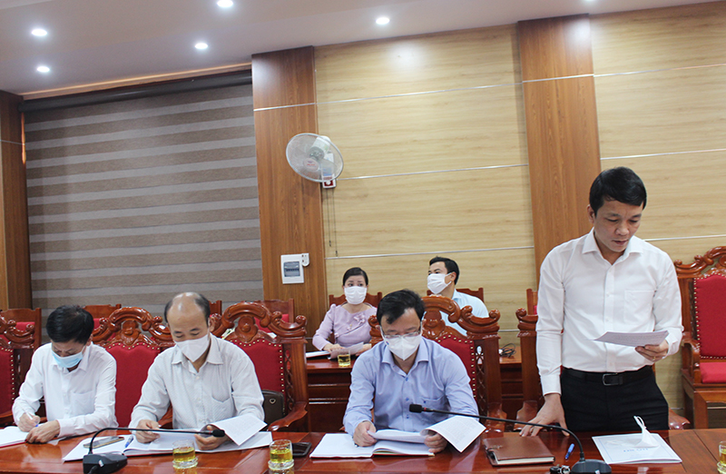 Đồng chí Phan Hoài Nam, Bí thư Huyện ủy Tuyên Hóa báo cáo tình hình thực hiện công tác nội chính, phòng, chống tham nhũng… 9 tháng đầu năm 2021.