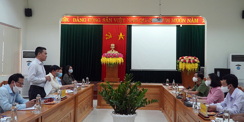 Đồng chí Nguyễn Ngọc Quý, Giám đốc Sở Du lịch báo cáo việc thực hiện chính sách pháp luật và phát triển du lịch trong điều kiện chịu tác động, ảnh hưởng của dịch Covid-19.