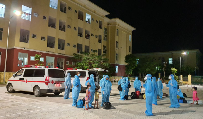 Những ngày đầu Quảng Bình bùng phát dịch, Cơ sở điều trị bệnh nhân Covid-19 Trường CĐLMT liên tục đón bệnh nhân nhập viện. 