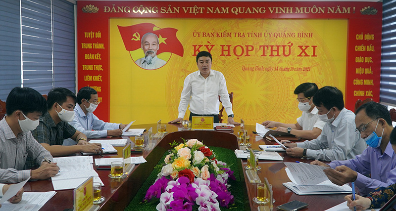 Đồng chí Đinh Hữu Thành, Ủy viên Ban Thường vụ, Chủ nhiệm UBKT Tỉnh uỷ điều hành kỳ họp thứ 11. 