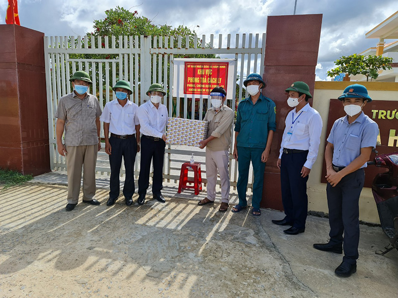 Đồng chí Trưởng ban Dân vận Tỉnh ủy Lê Văn Bảo thăm, tặng quà cho lực lượng thực hiện nhiệm vụ tại khu cách ly xã Hàm Ninh, huyện Quảng Ninh. 