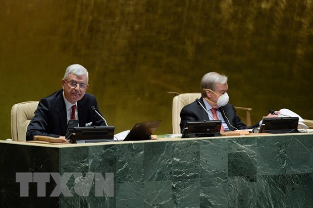 Chủ tịch Đại hội đồng Liên hợp quốc Khóa 75 Volkan Bozkir (trái) và Tổng Thư ký Liên hợp quốc António Guterres trong phiên họp toàn thể Đại hội đồng Liên hợp quốc ngày. (Ảnh: THX/TTXVN)