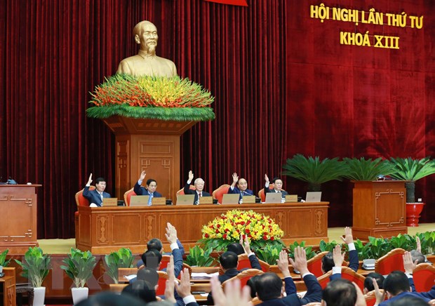 Các đại biểu biểu quyết thông qua chương trình Hội nghị lần thứ tư Ban Chấp hành Trung ương Đảng khóa XIII. (Ảnh: TTXVN)