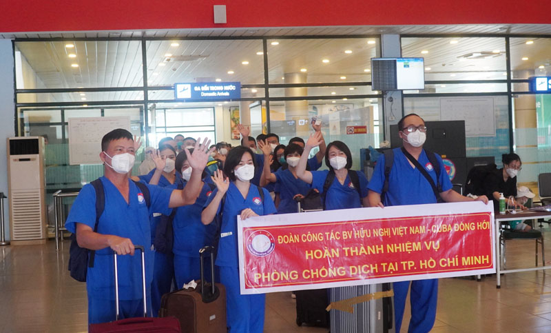  Đoàn y bác sỹ của Bệnh viện hữu nghị Việt Nam-Cuba Đồng Hới đã về đến sân bay Đồng Hới.