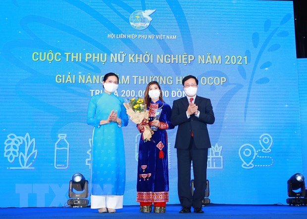 Phó Thủ tướng Thường trực Chính phủ Phạm Bình Minh trao giải cho cá nhân đoạt giải thưởng Nâng tầm thương hiệu OCOP tại buổi lễ. (Ảnh: Phương Hoa/TTXVN)