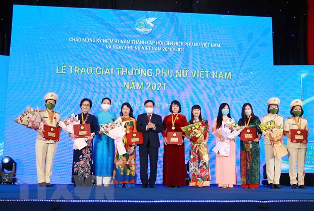 Tập thể, cá nhân nhận giải thưởng Phụ nữ Việt Nam 2021. (Ảnh: Phương Hoa/TTXVN)