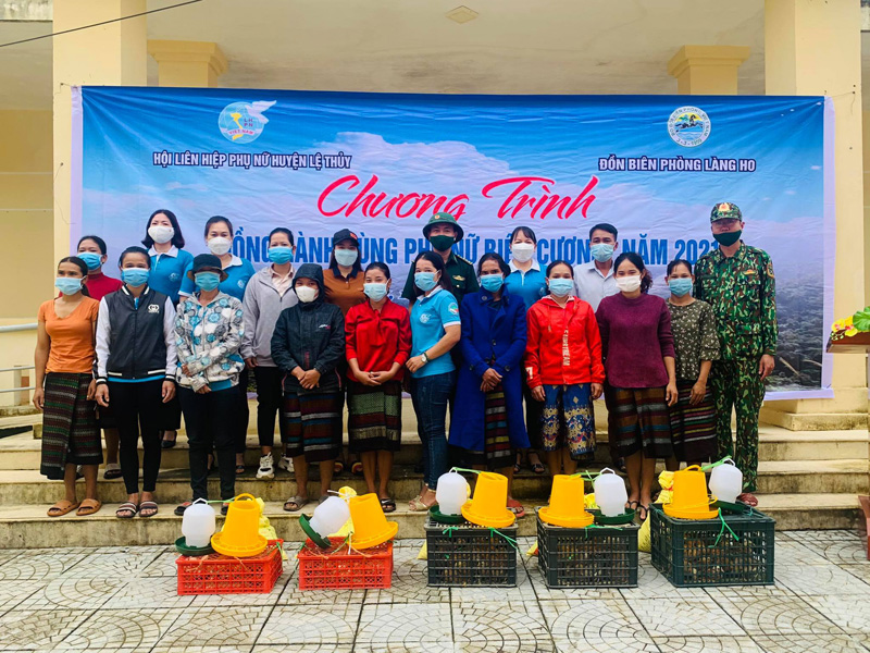 Hội LHPN Lệ Thủy đã phối hợp với Đồn Biên phòng Làng Ho trao gà giống cho hội viên phụ nữ xã Lâm Thủy.