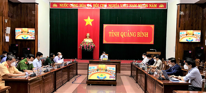 Đồng chí Chủ tịch UBND tỉnh Trần Thắng dự hội nghị. 