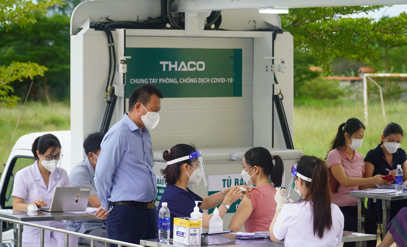 Trung tâm Kiểm soát bệnh tật Quảng Bình tổ chức tiêm vắc xin lưu động cho sinh viên Lào và cán bộ, giáo viên Trường đại học Quảng Bình. 