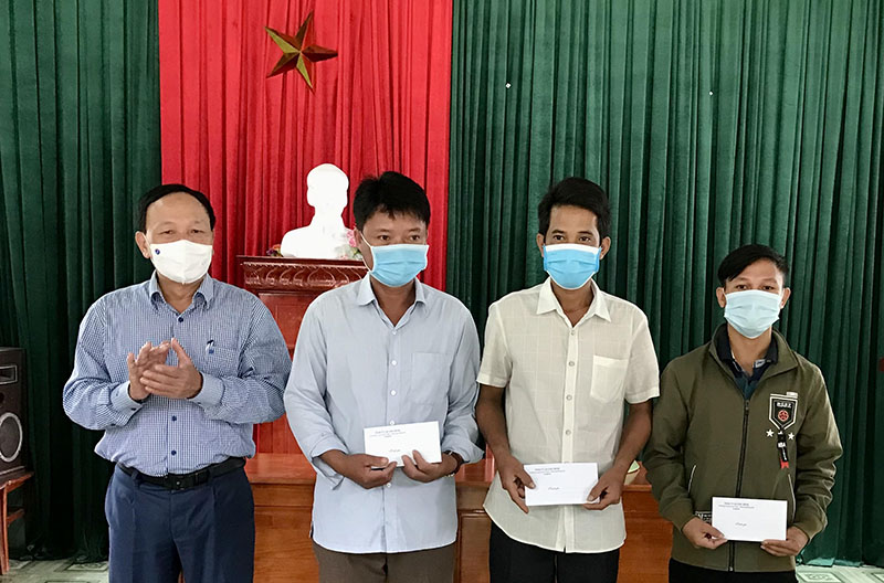 Đồng chí Phó Bí thư Thường trực Tỉnh ủy Trần Hải Châu thăm, trao quà động viên đồng bào Rục.