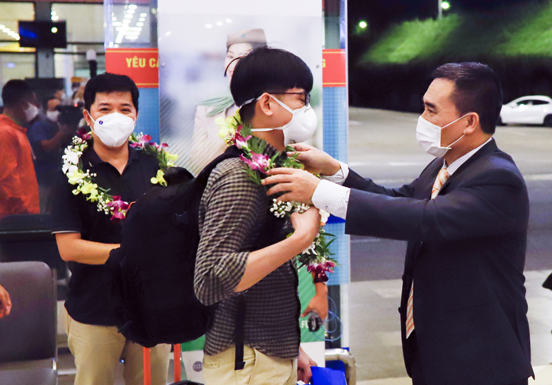 Lãnh đạo Sở Du lịch Quảng Bình tặng hoa cho du khách tại Cảng hàng không Đồng Hới.