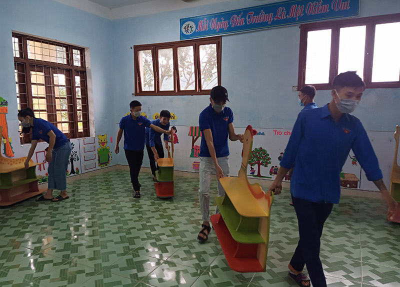 Đoàn xã Trung Hóa (Minh Hóa) làm vệ sinh chuẩn bị khu cách ly y tế tập trung.