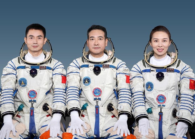  Các nhà du hành (từ trái sang): Diệp Quang Phú, Địch Chí Cương và Vương Á Bình với sứ mệnh cùng Tàu vũ trụ Thần Châu 13 bay vào quỹ đạo, tại buổi họp báo ở Cơ quan hàng không vũ trụ Trung Quốc, ngày 14-10-2021. (Ảnh: THX/TTXVN)