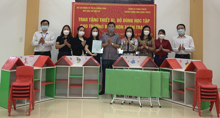 Đồng chí Nguyễn Trường Sơn, Giám đốc Sở LĐ-TB-XH trao tặng thiết bị, đồ dùng học tập cho Trường Mầm non Xuân Trạch