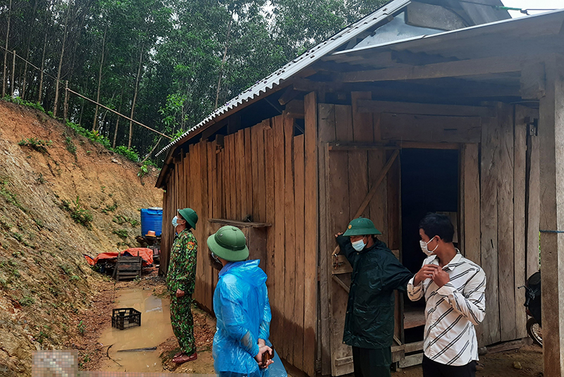 Cán bộ Đồn Biên phòng Làng Ho, BĐBP Quảng Bình kiểm tra, tuyên truyền vận động hộ gia đình ở ven đồi có nguy cơ sạt lở di dời về nơi an toàn.